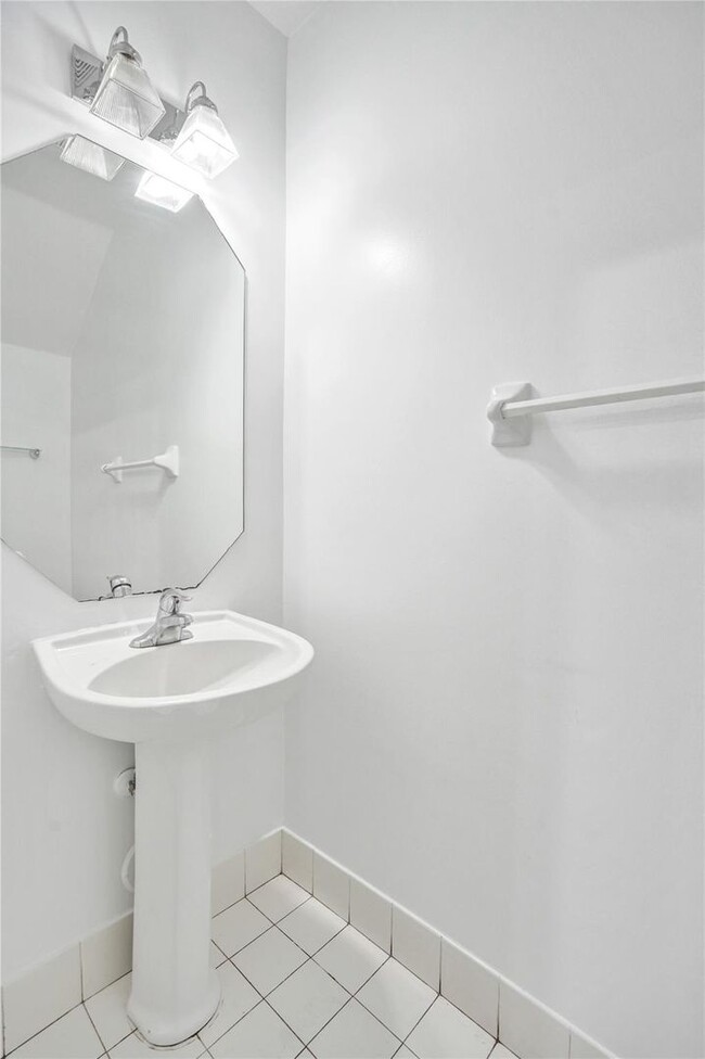 Building Photo - 3313 NW 29th Ct