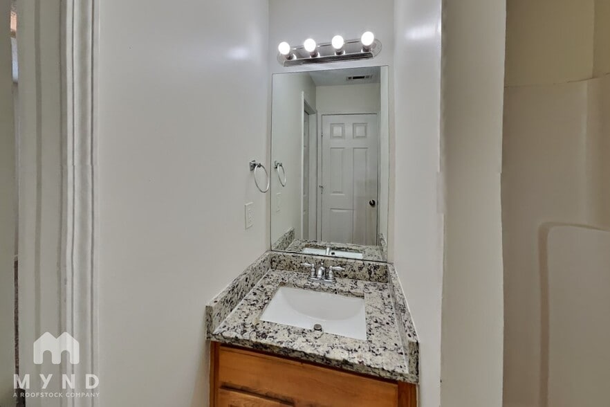 Building Photo - 6332 Hickory Ln Cir