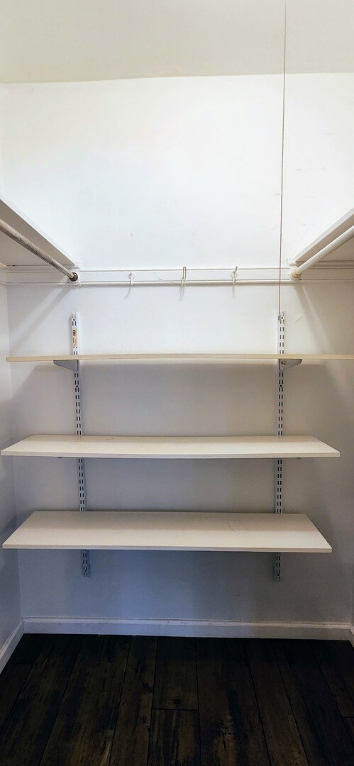 Building Photo - 6157 N Sheridan Rd