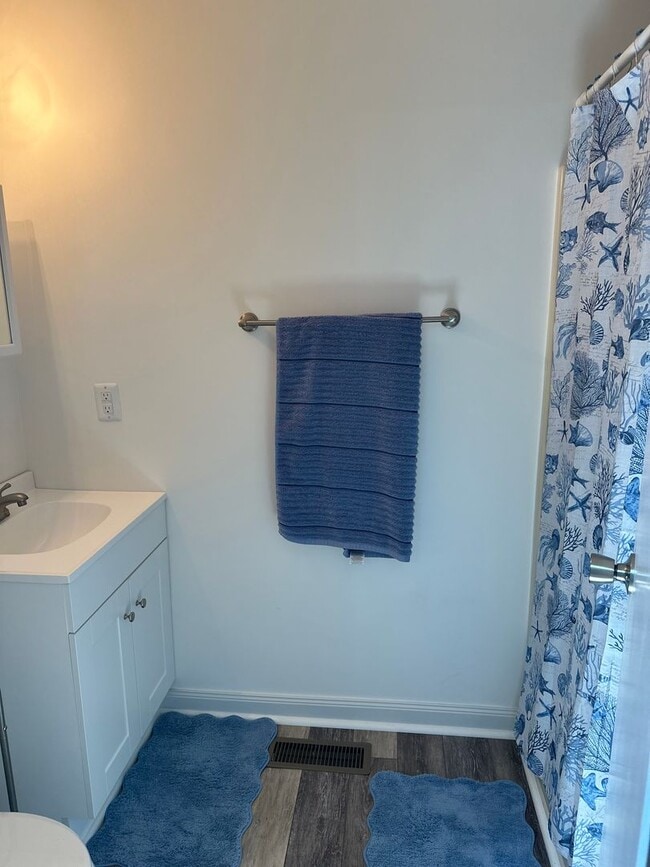Building Photo - Fully furnished condo minutes from the beach!