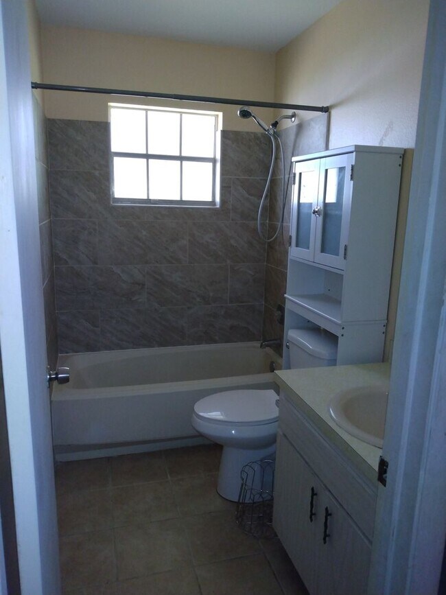 Building Photo - 2 bed 2 bath house for rent