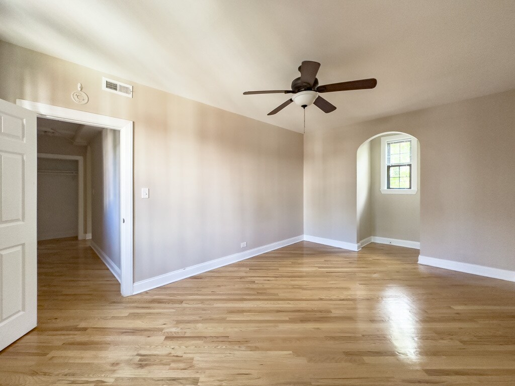 Building Photo - 913 Green Bay Rd