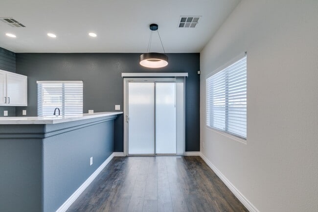 Building Photo - Stylish Townhouse Near the Strip with Dual Suites