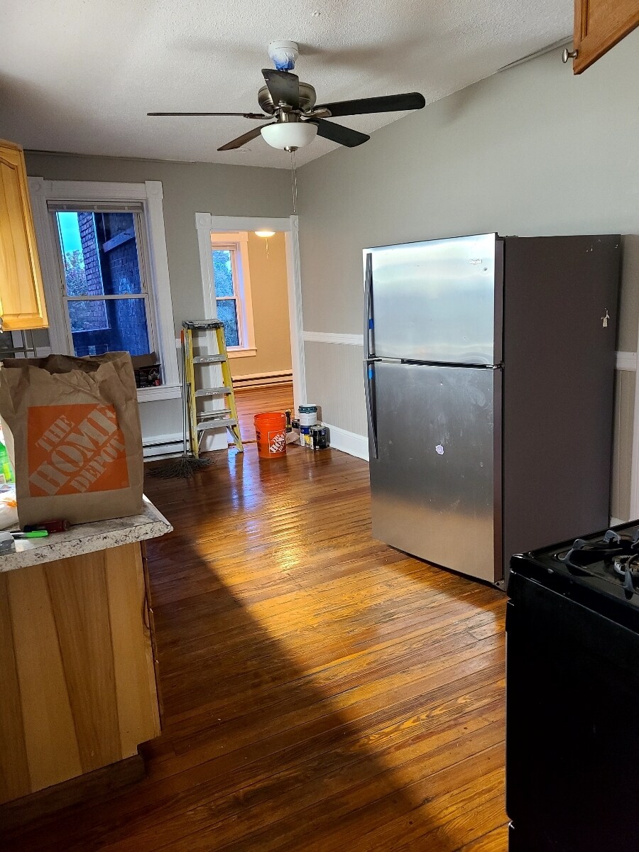 Building Photo - 649 S Summer St