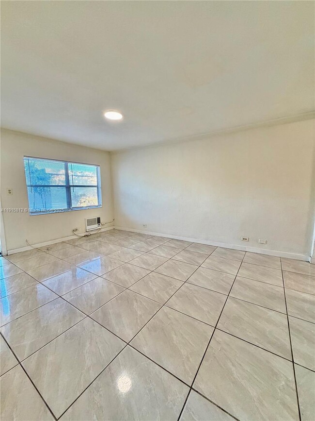 Building Photo - 2571 NW 13th Ct