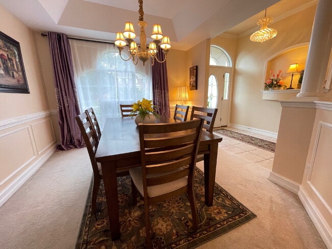 Building Photo - 4Br/2.5Ba Huge home with a sunroom