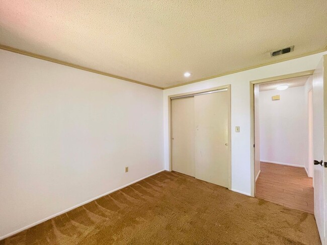 Building Photo - 428 Breakwater Dr