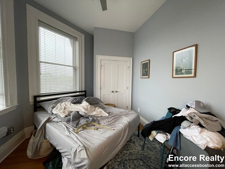 Building Photo - 482 Beacon St