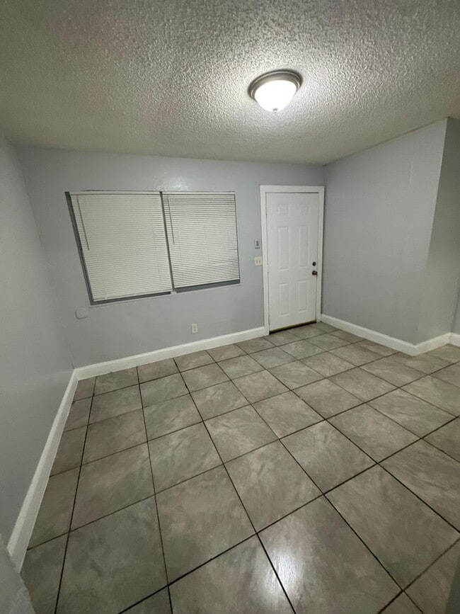 Building Photo - Fully Renovated 3/1 Single Family Ready for Move In!!!