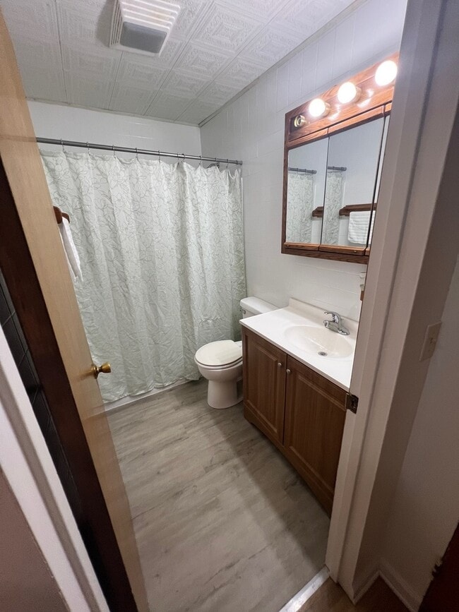 Building Photo - 806 Menominee Dr