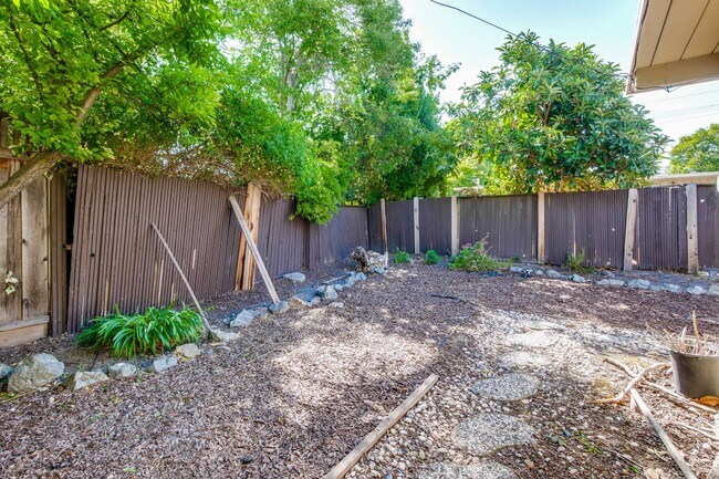 Building Photo - Mountain View Home l Spacious Open Layout Bright and Private Yard