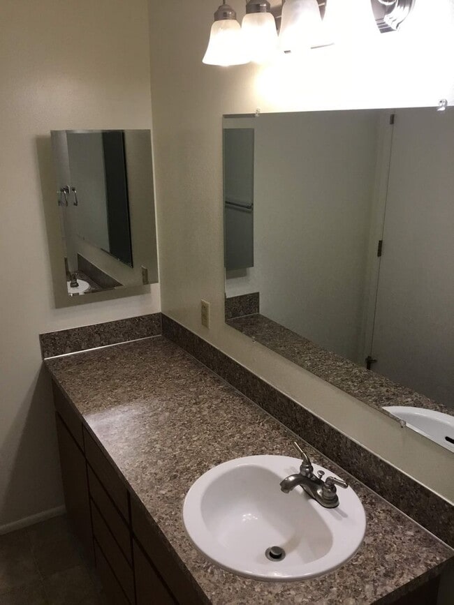 Building Photo - 3 bedroom 2 bathroom Duplex