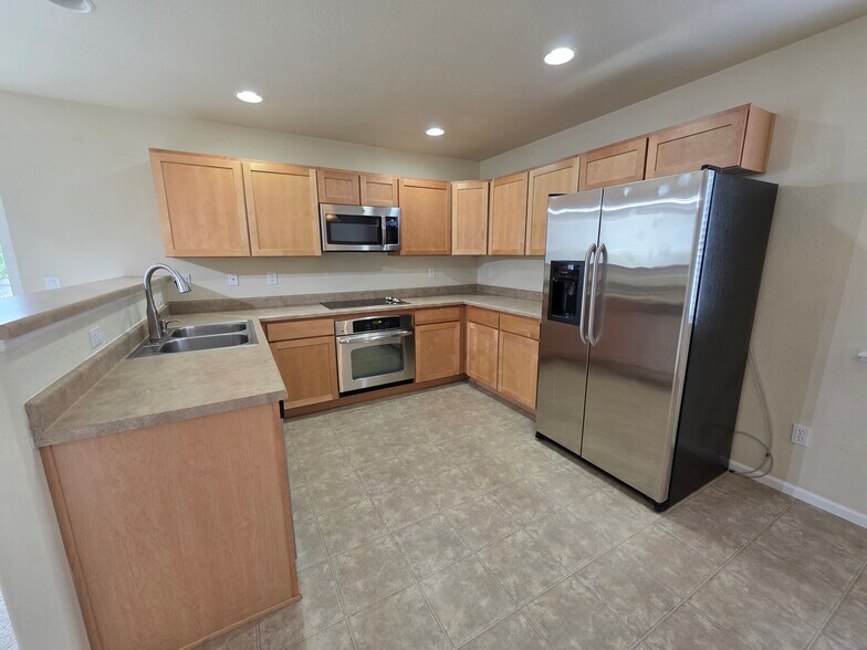 Building Photo - 874 Diamond Rim Dr