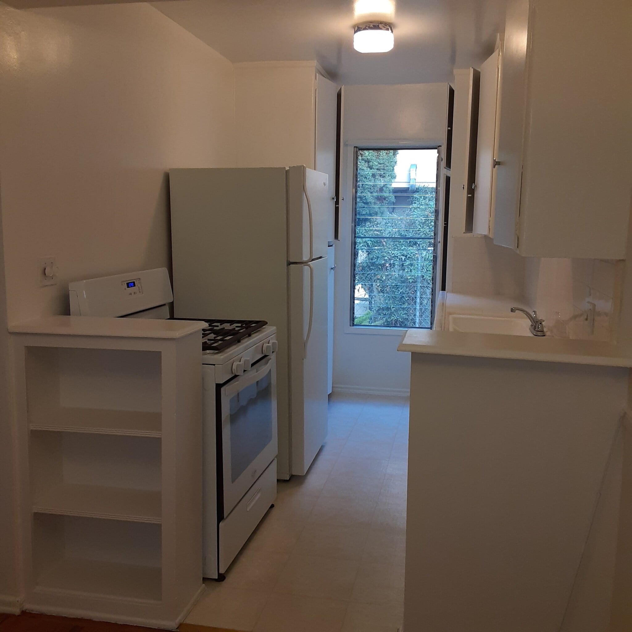 Kitchen - 557 N Flores St