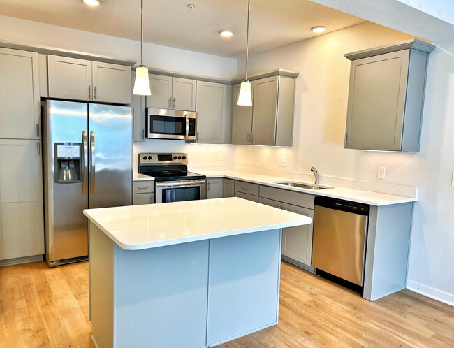 Building Photo - 327 NE Otter Dr