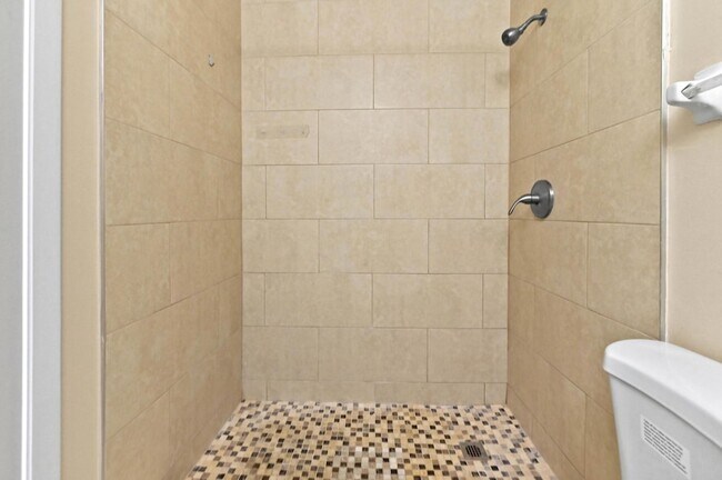 Building Photo - 1606 Shaker Cir