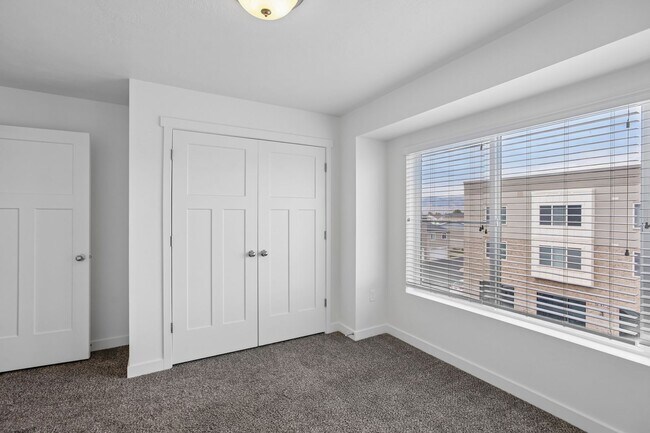 Building Photo - 734 E 500 S