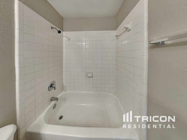 Building Photo - 523 Pinnacle Dr