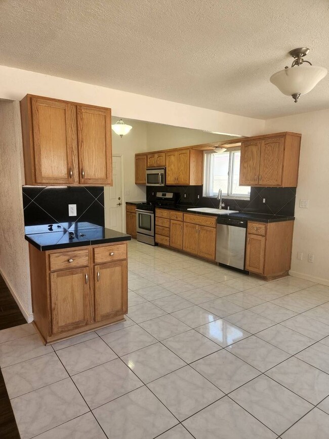 Building Photo - 4 Bedroom, 2 Bathroom Home!