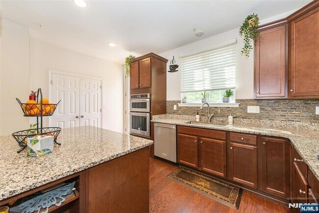 Building Photo - 9 Landmark Ln