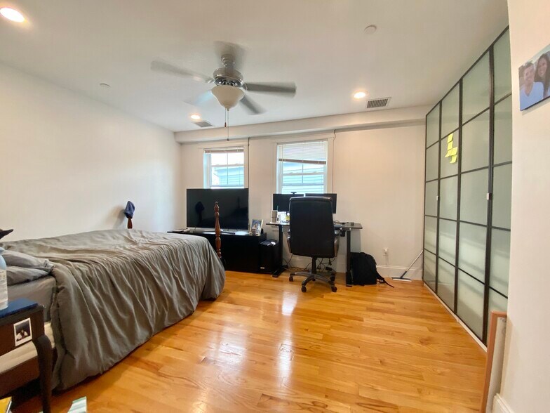 Building Photo - 14 Fern St