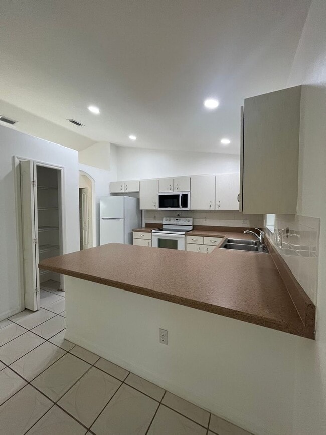 Building Photo - Single family Home with Florida room!