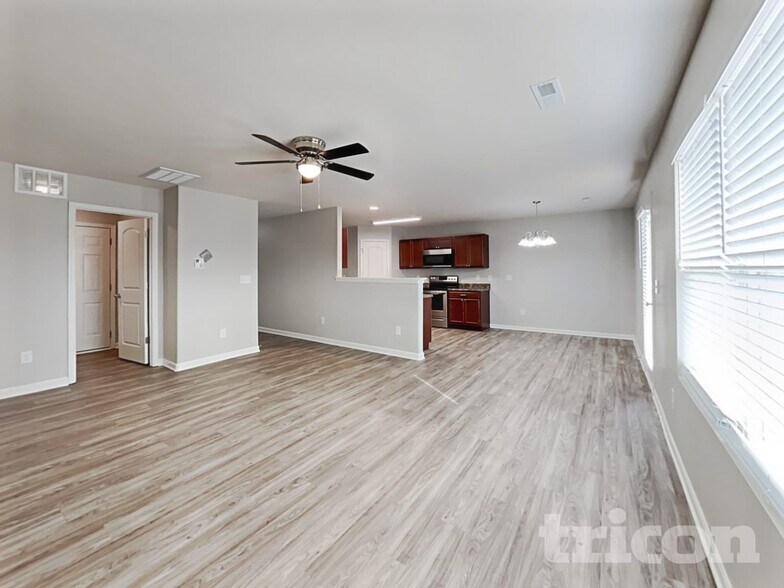 Building Photo - 4114 Vershire Ave