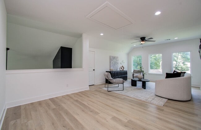 Building Photo - 1802 Rollingwood Dr