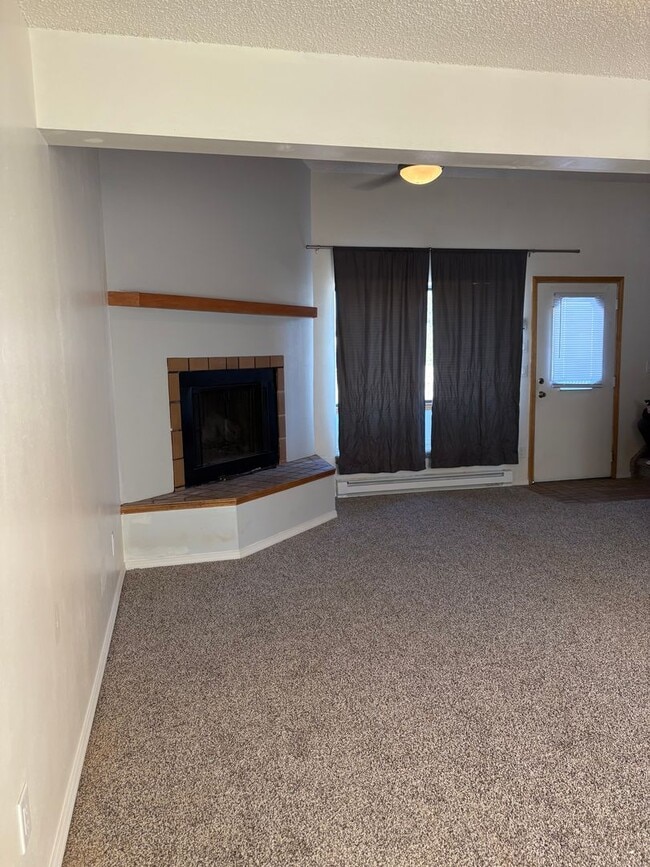 Building Photo - 1 Bedroom 1 Bath Townhome with Garage Parking in Village Seven