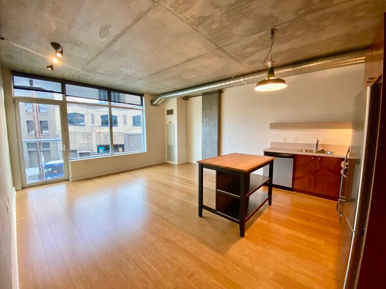 Building Photo - 1926 W Burnside St