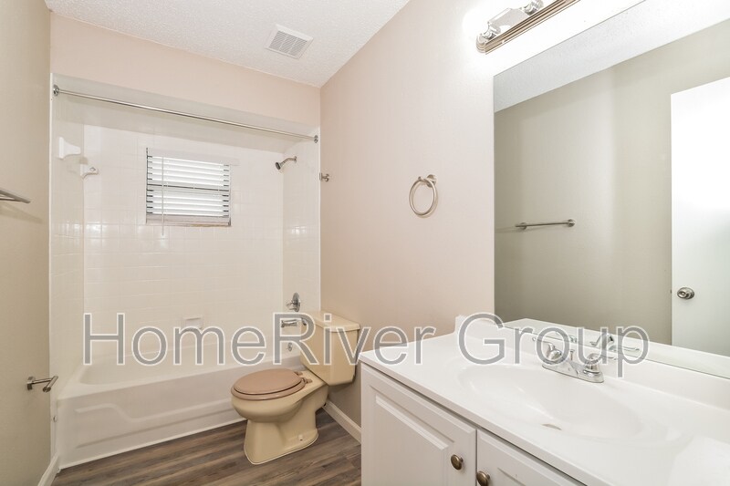 Building Photo - 2811 Queen Palm Dr