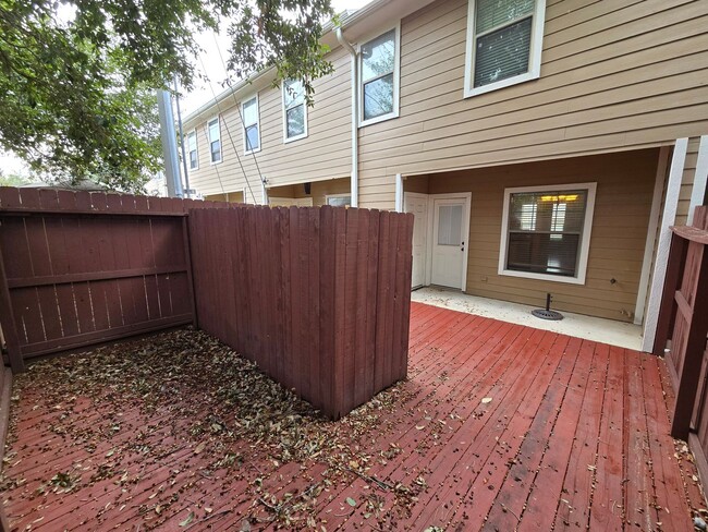 Building Photo - College Station - 2 bed - 2 1/2 bath Townh...