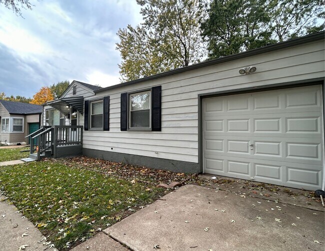 Building Photo - 1337 Odessa Dr