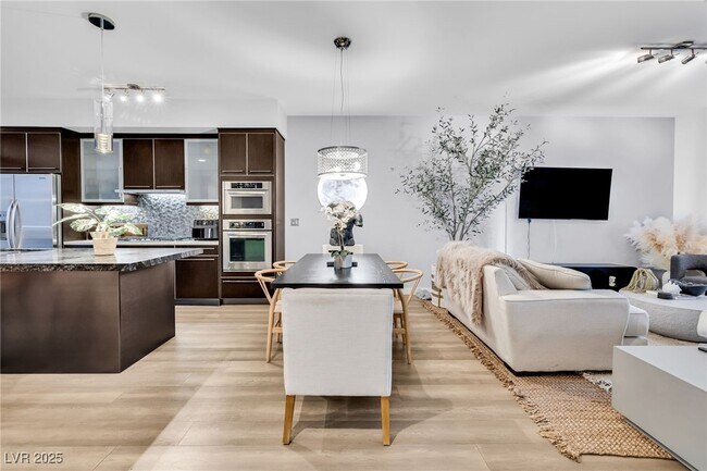 Building Photo - 8925 W Flamingo Rd