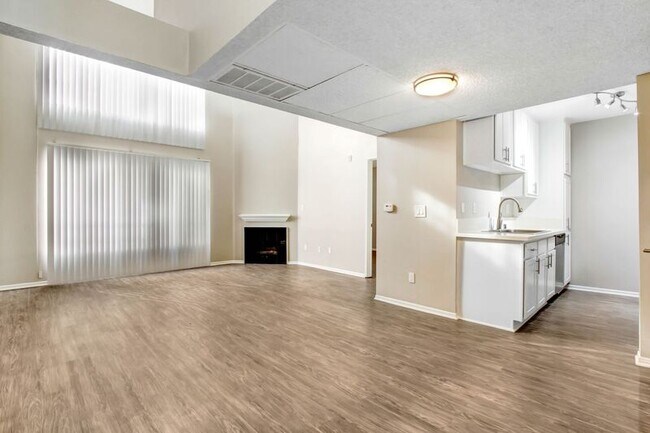 Building Photo - 514 S Catalina St