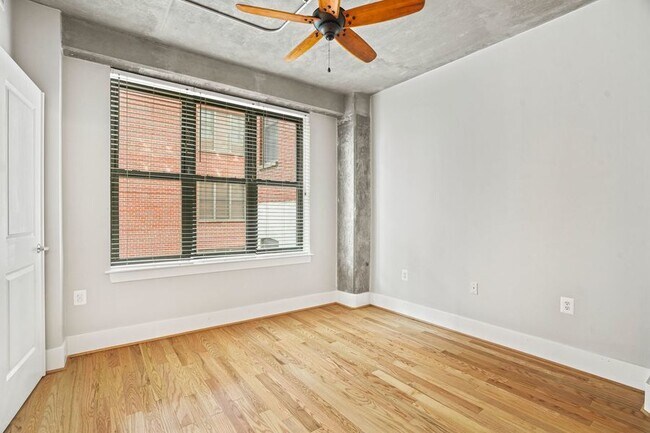 Building Photo - Logan Circle Loft with Garage Parking!
