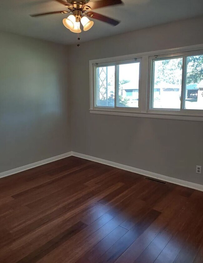 Building Photo - Updated 3 bedroom home located off Bardsto...