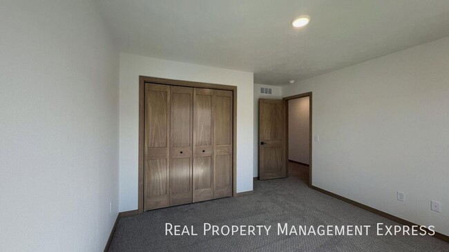 Building Photo - 3513 S Broek Dr