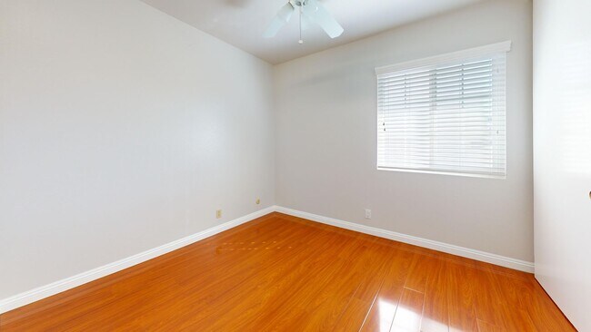 Building Photo - Spacious 5-Bedroom Family Home Available for Long Term Rent!