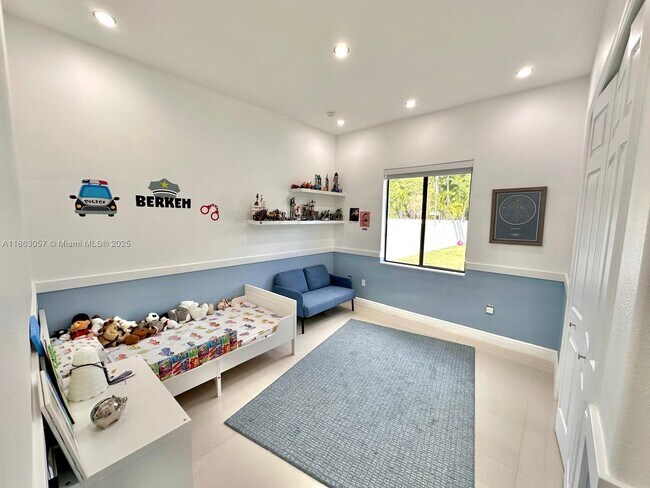 Building Photo - 15750 SW 90th Ave