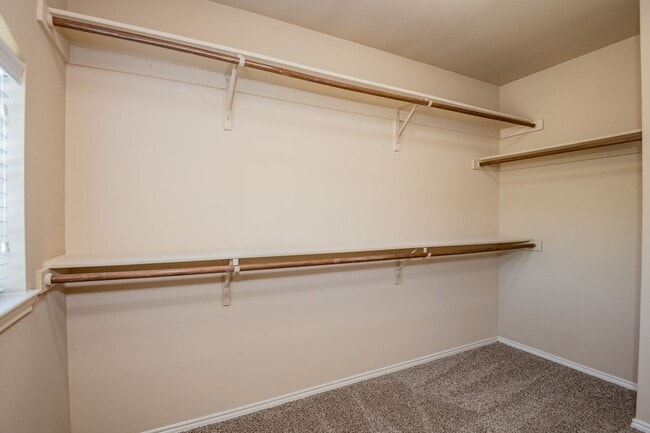 Building Photo - Beautiful 3 Bedroom, 2.5 Bath duplex located in Woodland Estates!