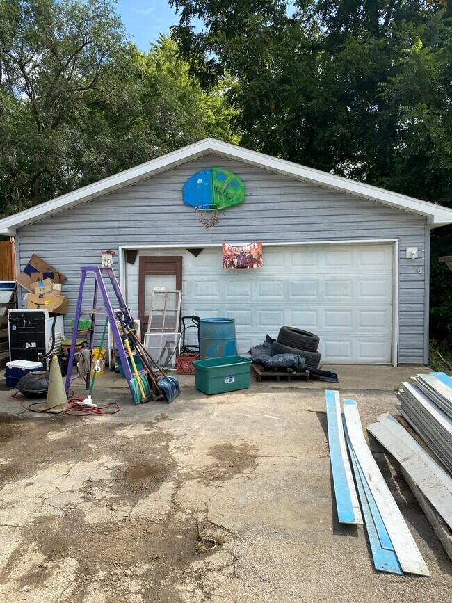 Building Photo - 21 Schultz St