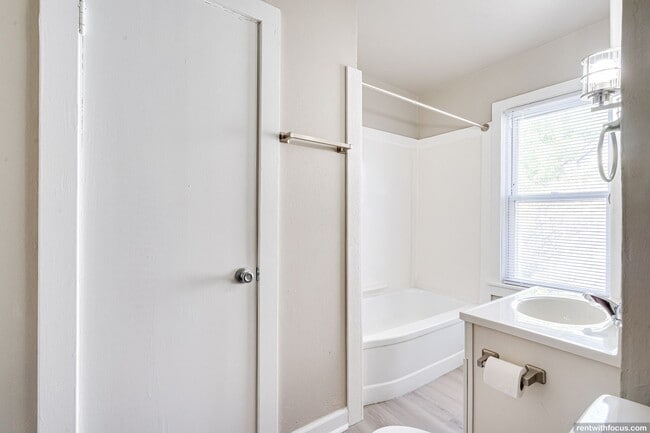 Building Photo - 1901 S Jefferson St