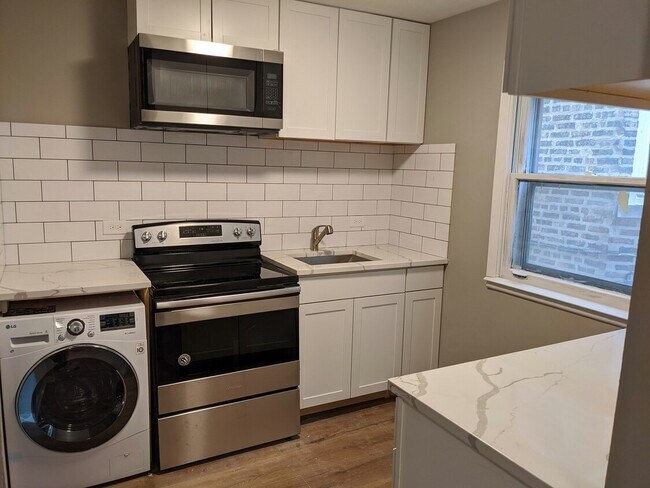 Building Photo - 6427 N Hermitage Ave