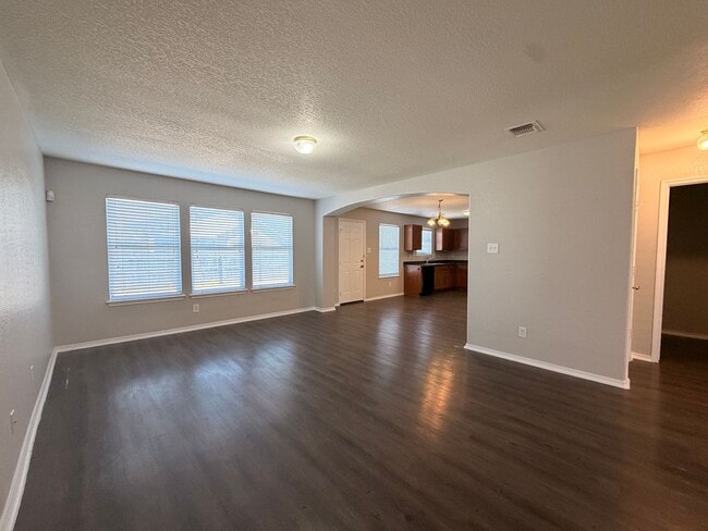 Building Photo - NICE 4 BEDROOM WITH EASY ACCESS TO LACKLAND AFB, SHOPPING, & SEA WORLD