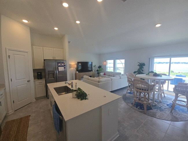 Building Photo - 3 bed 2 bath home fully furnished