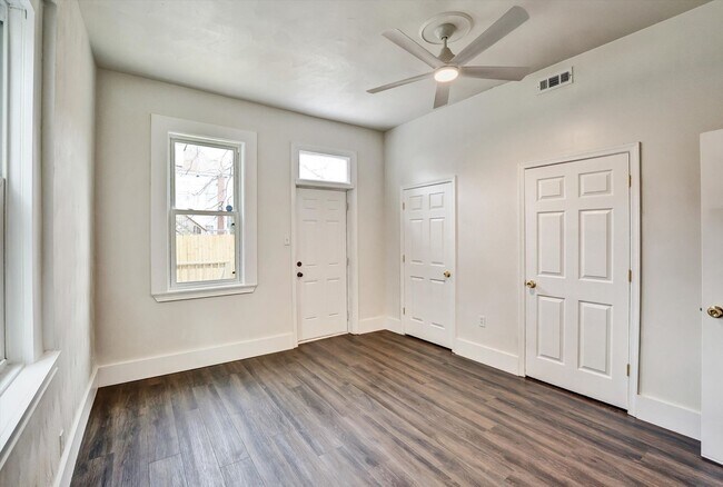 Building Photo - Where Vintage Vibes Meet Modern Mojo—Rent This Rare Historic 4BR/2BA Duplex in Norfolk’s Park Place