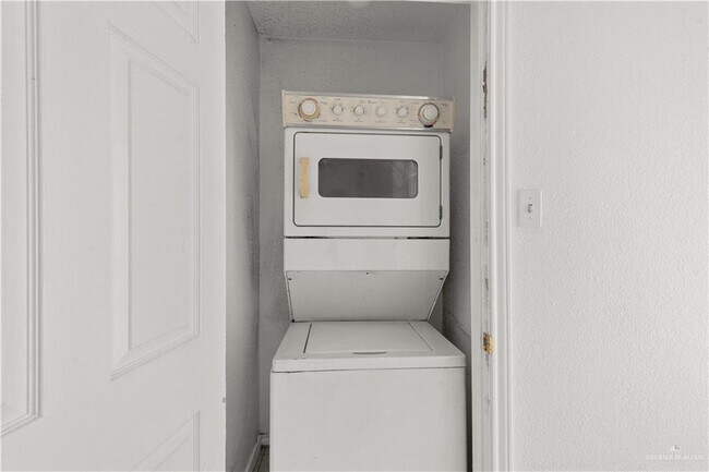 Building Photo - 14 West Dr