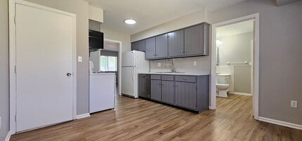 Building Photo - 3007-3009 Creekview Circle