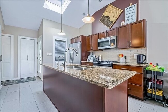 Building Photo - Immaculate 3 bedroom 3 Bathroom